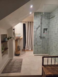 a bathroom with a shower and a sink at MAISON FAMILIALE 4 CHAMBRE PISCINE 5mn DU CENTRE VILLE in Angers +18 photos