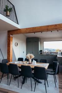 Balkón nebo terasa v ubytování Peak A-Frame Cabin Maguri + 19 fotografií