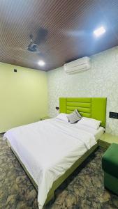 Postel nebo postele na pokoji v ubytování Venkateshwara Jungle Resort