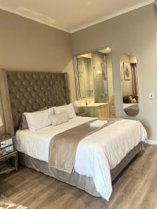 En eller flere senge i et værelse på Menlyn Maine 1413