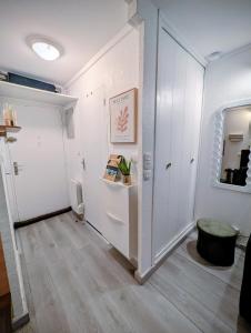 ein Zimmer mit einem Flur mit einer Tür und einem Hocker in der Unterkunft Studio cv 4p, parking privée cosy design in La Grande-Motte + 20 Fotos