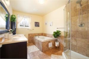 Vannituba majutusasutuses Lake-Access Cottage- Hot Tub, Fireplace&Pool Table +61 fotot