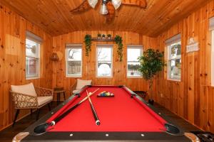 Piljardilaud majutusasutuses Lake-Access Cottage- Hot Tub, Fireplace&Pool Table