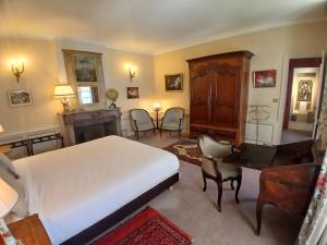 a bedroom with a bed and a table and chairs at La Résidence des Indes in La Rochelle