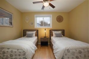 Voodi või voodid majutusasutuse Lake-Access Cottage- Hot Tub, Fireplace&Pool Table toas