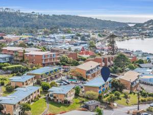 eine Luftansicht einer Stadt mit einem Wasserkörper in der Unterkunft Hydra 2 bedroom Holiday Unit in Merimbula