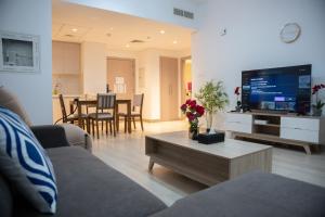 TV a/nebo společenská místnost v ubytování Stylish 1BR Near SeaWorld & Yas Attractions
