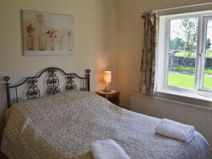ChelmortonにあるGouldayのベッドと窓のある寝室