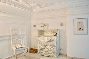 ブリュッセルにあるGuesthouse Marie Thereseの白い部屋(ドレッサー、椅子付)
