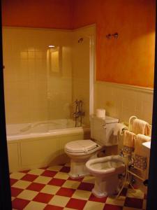 A bathroom at Casa do Castelo de Andrade Még 37 kép