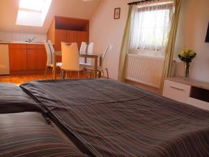 Postel nebo postele na pokoji v ubytování Apartmány pod Kozákovem