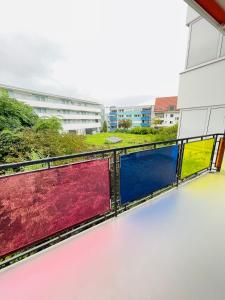 une rangée de portes colorées sur le côté d'un bâtiment dans l'établissement Vantage Point 101, à Olten