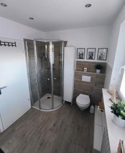 Ένα μπάνιο στο Ferienwohnung Waldgeflüster