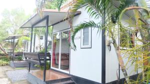 Taman di luar Wings Alley Phuket