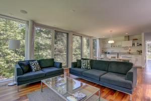 a living room with two couches and a glass table at Neal Creek Retreat in Mount Hood