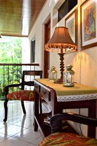 a table with a lamp on it in a room at Hotel San Jose Matagalpa in Matagalpa