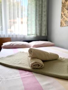 Postel nebo postele na pokoji v ubytování Kaleiçi muhteşem konum deniz yakını 1+0 özel ev