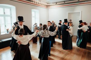 eine Gruppe von Menschen, die in einem Raum tanzen in der Unterkunft Heritage Hotel Knopp in Novska