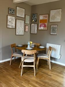 ein Esszimmer mit einem Holztisch und Stühlen in der Unterkunft Soft Wood - Duplex - Historique in Reims