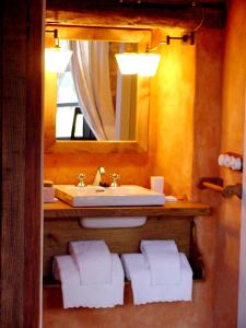 uma casa de banho com um lavatório e um espelho em Casa do Castelo de Andrade em Puentedeume