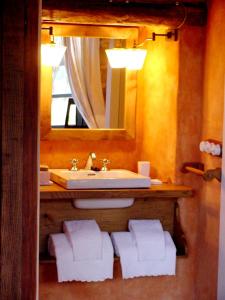 A bathroom at Casa do Castelo de Andrade
