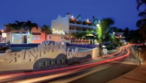 eine Stadtstraße in der Nacht mit einem Gebäude in der Unterkunft Ocean Bliss Apt 6 in Christchurch
