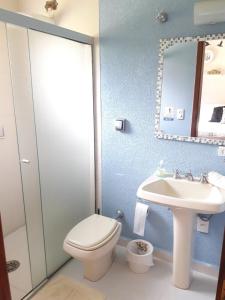 アチバイアにあるCasa Varanda Por do Sol - Piscina Climatizada - Dentro da Cidadeのトイレと洗面台のあるバスルーム