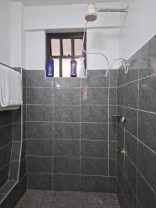 Koupelna v ubytování Ben's Apartment + 12 fotografií