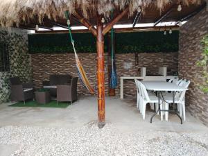 En terrasse eller udendørsområde på Casa en Ayangue El Refugio costero