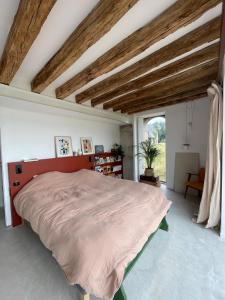 Postel nebo postele na pokoji v ubytování Grange transformée en maison de campagne + 21 fotografií