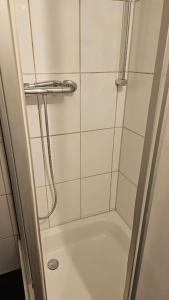 Koupelna v ubytování 20 min to Düsseldorf and 30 to Köln