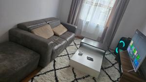 TV a/nebo společenská místnost v ubytování 20 min to Düsseldorf and 30 to Köln