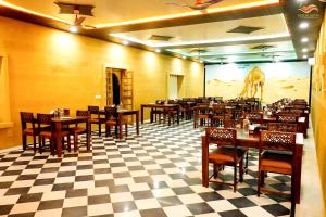 een restaurant met tafels en stoelen in een kamer bij Desert Heer Resort in Sām