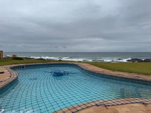 a swimming pool with the ocean in the background at Seaside on Southend in East London