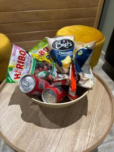 a bowl of chips and snacks on a table at Fratelli Spa in Rocroi +6 photos