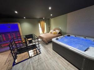 a room with a large tub in a room with a bed at Fratelli Spa in Rocroi