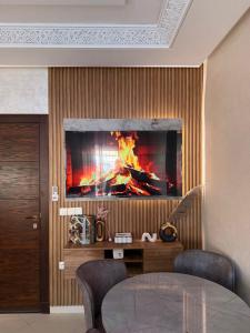 Μια τηλεόραση ή/και κέντρο ψυχαγωγίας στο Luxury Aprt, 2 Bedrooms 3 min From Beach & Medina