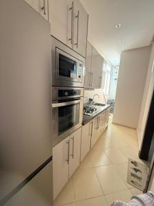 Η κουζίνα ή μικρή κουζίνα στο Luxury Aprt, 2 Bedrooms 3 min From Beach & Medina