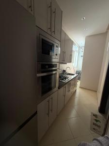 Η κουζίνα ή μικρή κουζίνα στο Luxury Aprt, 2 Bedrooms 3 min From Beach & Medina +11 φωτογραφίες