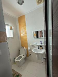 Ένα μπάνιο στο Luxury Aprt, 2 Bedrooms 3 min From Beach & Medina