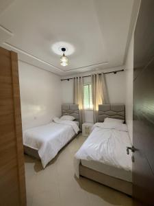 Ένα ή περισσότερα κρεβάτια σε δωμάτιο στο Luxury Aprt, 2 Bedrooms 3 min From Beach & Medina