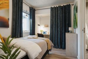 Кровать или кровати в номере Guestly Homes - Modern & Central 1BR