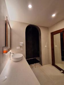 Koupelna v ubytování Shoonya - A Boutique Stay + 5 fotografií