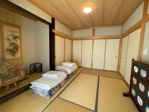 Una habitación con dos camas y un sofá. en 富士view 5LDK 河口湖駅まで徒歩圏内 最大10名で一棟貸し, en Fujikawaguchiko