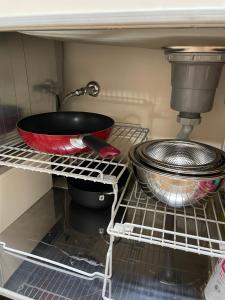 dos sartenes sentadas en un estante en una cocina en 富士view 5LDK 河口湖駅まで徒歩圏内 最大10名で一棟貸し, en Fujikawaguchiko