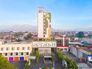 una vista del mgm grand hotel y casino en Ibis Styles Malang, en Malang
