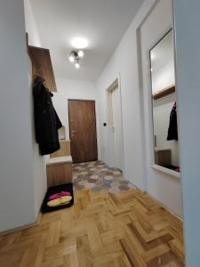 una camera con corridoio, pavimenti in legno e porta di Apartman GOBATE a Požarevac