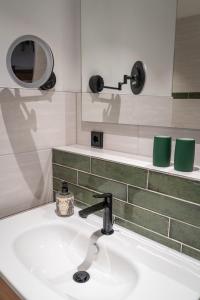 a bathroom with a white sink and a mirror at Eiche - Ferienwohnung in Dötlingen mit Waldblick in Dötlingen +63 photos