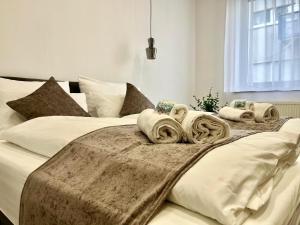 A bed or beds in a room at Modernes, kernsaniertes Apartment in Top-Lage