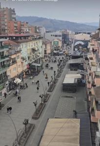 een straat met mensen die over straat lopen bij Gold Apartments in Novi Pazar